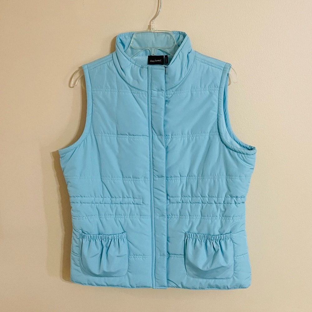 Beautiful Daisy Fuentes turquoise outerwear vest, like new